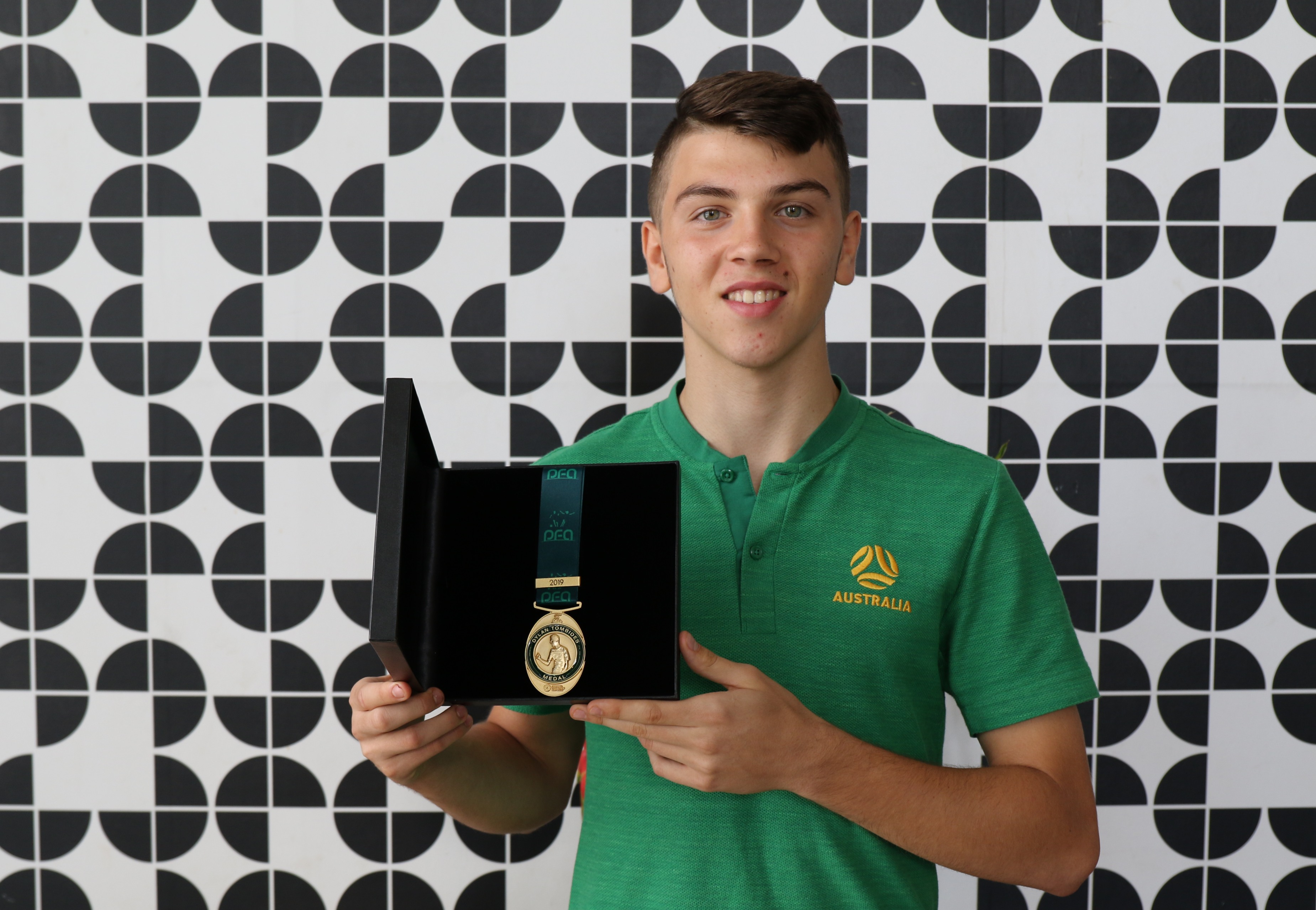 Noah Botic with the Dylan Tombides Medal Noah Botic with the Dylan Tombides Medal