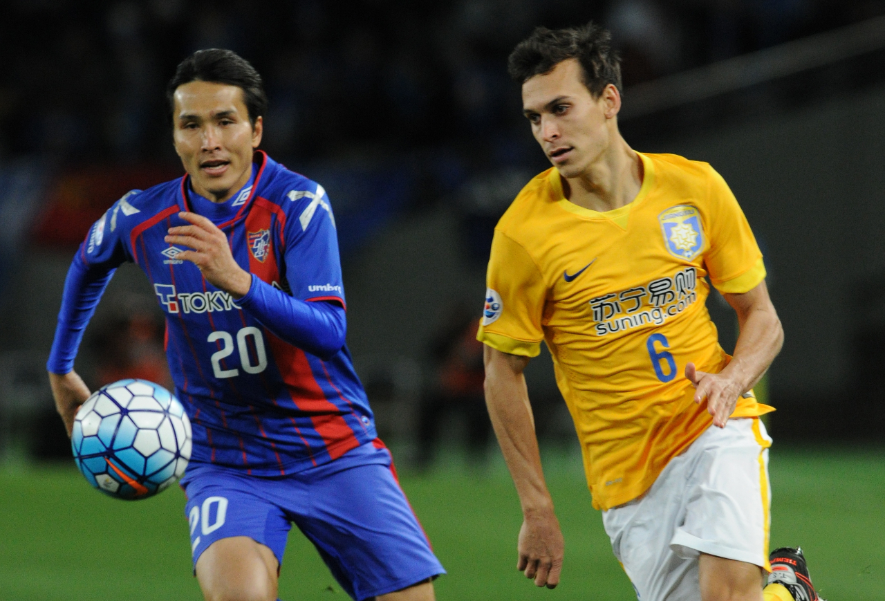 Trent Sainsbury playing for Jiangsu Suning