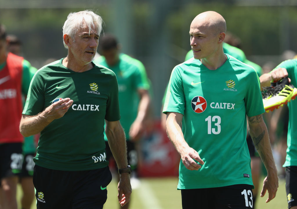 Bert van Marwijk speaks to Aaron Mooy after training