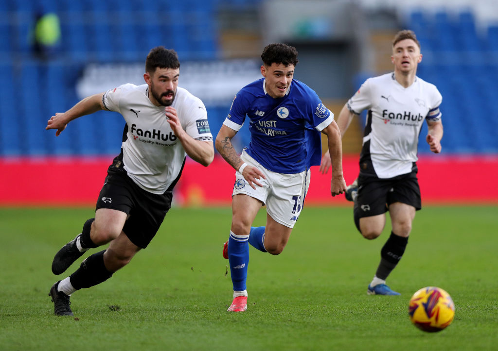 CARDIFF, WALES - JANUARY 25: Alex Robertson of Cardiff City runs with the ball whilst under pressure from Eiran Cashin of Derby County during the Sky Bet Championship match between Cardiff City FC and Derby County FC at the Cardiff City Stadium on January 25, 2025 in Cardiff, Wales. (Photo by Ryan Hiscott/Getty Images)