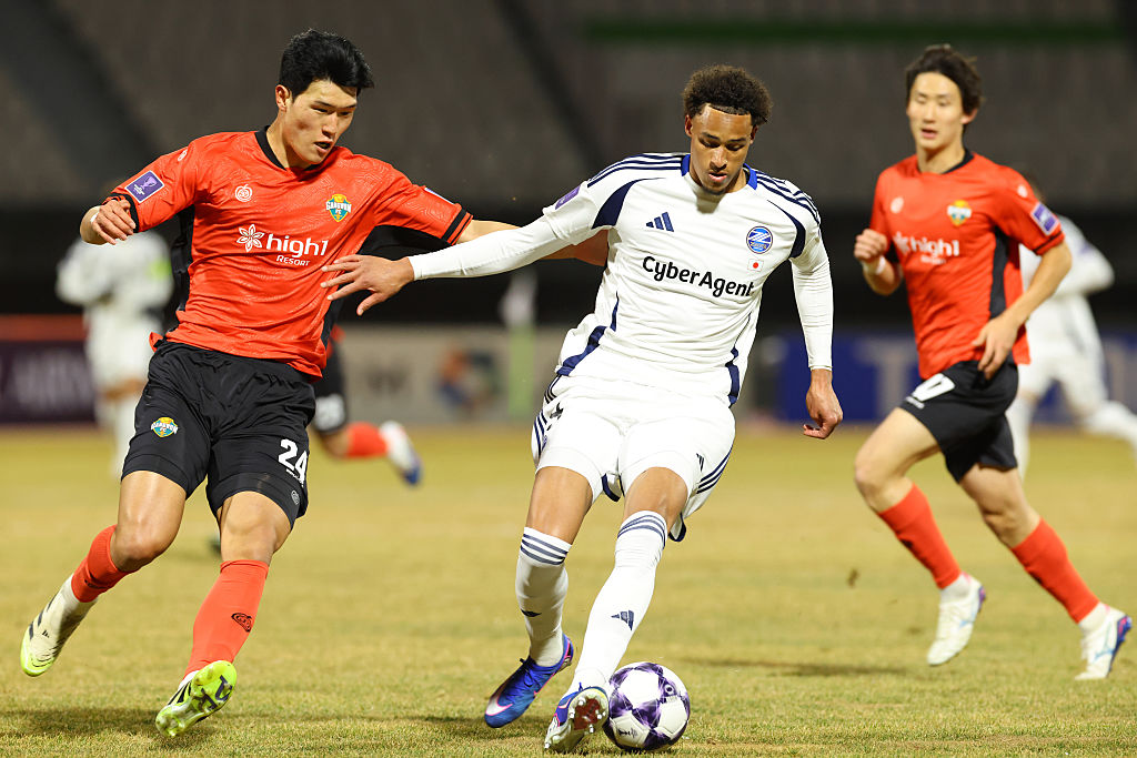 CHUNCHEON, SOUTH KOREA - MARCH 03: Tete Yengi of FC Machida Zelvia controls the ball against Ho-young Park of Gangwon FC during the AFC Champions League Elite Round of 16 first leg match between Gangwon FC and FC Machida Zelvia at Chuncheon Songam Sports Town Stadium on March 03, 2026 in Chuncheon, South Korea. (Photo by Han Myung-Gu/Getty Images)