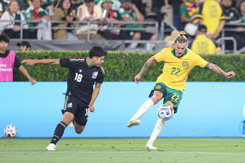 PASADENA, CALIFORNIA - MAY 30: Jackson Irvine of Australia competes for the ball with Jesús Gómez of Mexico during the international friendly match between Mexico and Australia at Rose Bowl Stadium on May 30, 2026 in Pasadena, California. (Photo by Luiza Moraes/Getty Images)