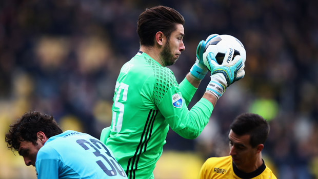 Brad Jones and his Feyenoord side remain top of the Dutch Eredivisie despite a draw with PEC Zwolle.