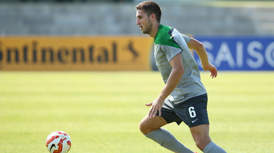 Matt Spiranovic on the ball during a Socceroos training session.