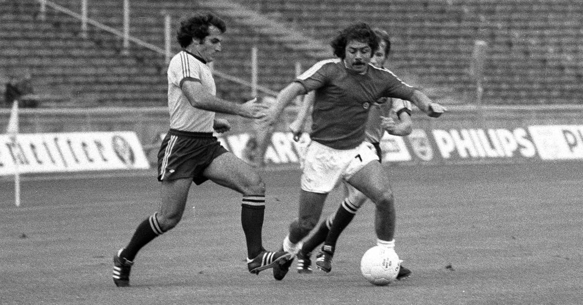 Colin Curran defends Chile's Carlos Caszely in Berlin at the 1974 FIFA World Cup