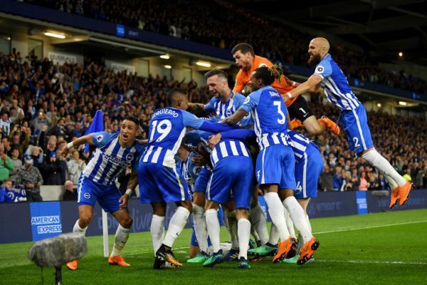 Mathew Ryan celebrates with his teammates after beating Manchester United