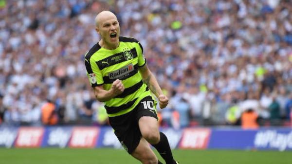 Huddersfield boss hails 'outstanding' Mooy