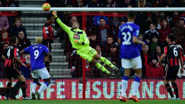 Socceroo goalkeeper Adam Federici makes a save for Bournemouth against Everton in the Premier League.