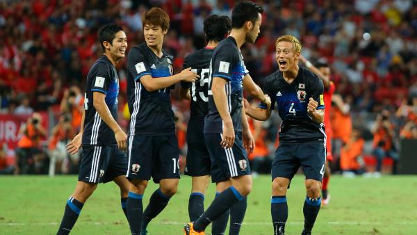 Keisuke Honda (right) has urged Japan to take a 'bold' approach against the Caltex Socceroos.