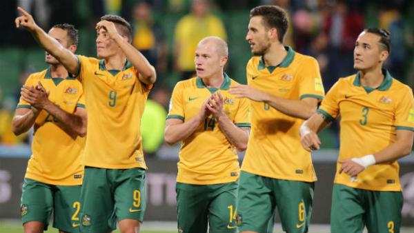 The Socceroos thank the Perth crowd at full-time at nib Stadium.
