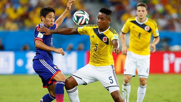 Japan's Shinji Kagawa fights for the ball with Colombia's Carlos Carbonero.