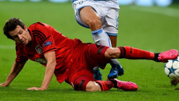 Robbie Kruse makes a sliding intervention in his side's UCL qualifier against Lazio.