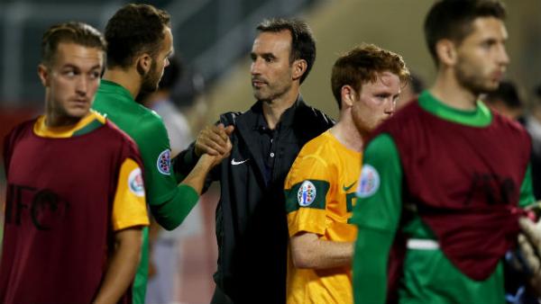 Olyroos coach Aurelio Vidmar speaks to his players after Australia's AFC U-22 Championship clash against Japan in 2014.