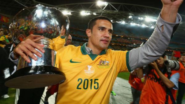 Socceroos striker Tim Cahill holds the AFC Asian Cup.