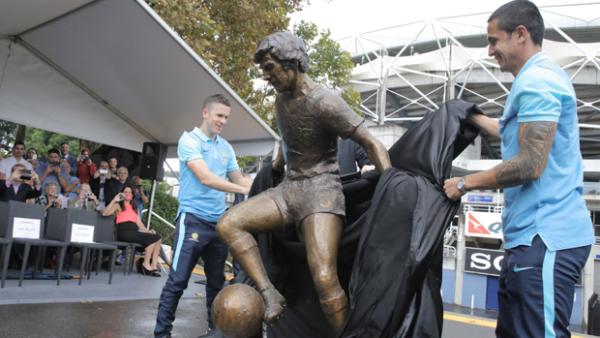 Tim Cahill and Matt McKay unveil the Johnny Warren statue at Allianz Stadium.