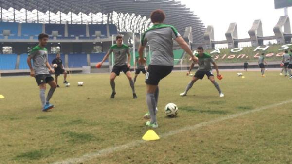 The Olyroos on the training ground in Chinese Taipei.