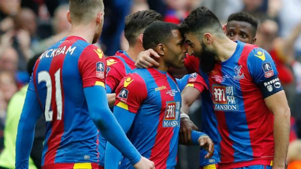 Mile Jedinak congratulates Jason Puncheon after he opened the scoring in the FA Cup final.
