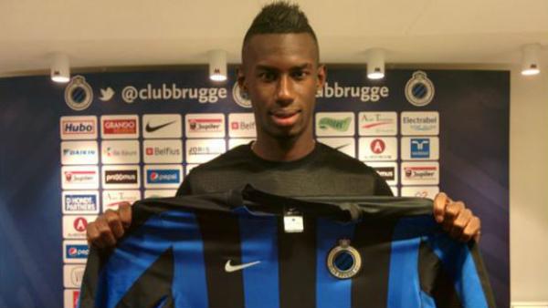 Bernie Ibini holds up his new Club Brugge strip.