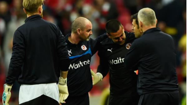 Adam Federici is consoled at full-time by Reading manager Steve Clarke after FA Cup loss.