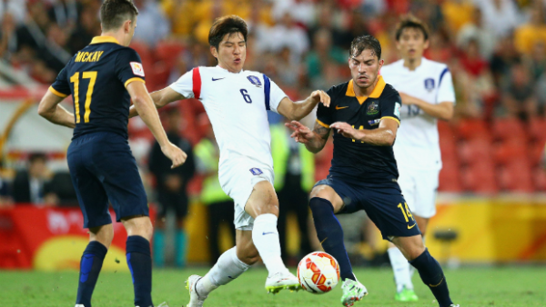 Park Joo-Ho and James Troisi vie for the ball at Brisbane Stadium.