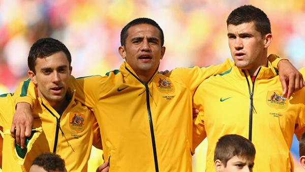 Tim Cahill sings the national anthem alongside Tommy Oar and Mat Ryan at the World Cup.