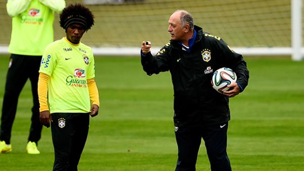 Scolari gives instructions to Willian during a Brazilian training session.