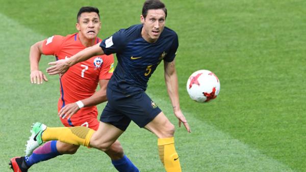 Melbourne Victory have signed Caltex Socceroo Mark Milligan.