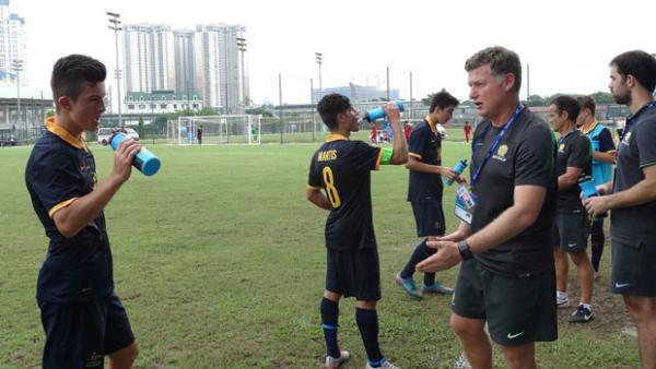 The players enjoy a well-earned drinks break in the warm conditions.