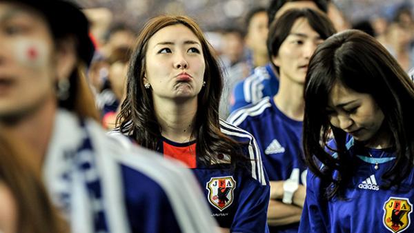 Japan fans are disappointed are their team surrenders a lead to the Ivory Coast.