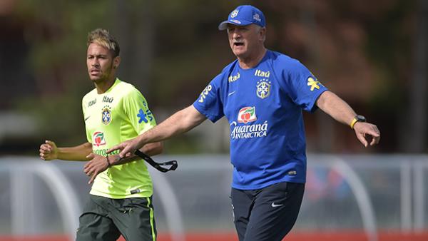 Luiz Felipe Scolari gives instructions to his team during a training session in Teresopolis.