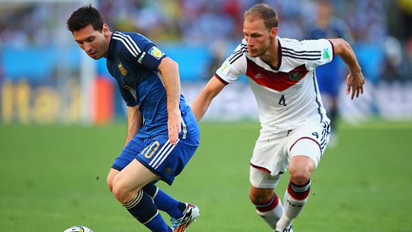 Lionel Messi shields the ball from Benedikt Hoewedes during the World Cup final.