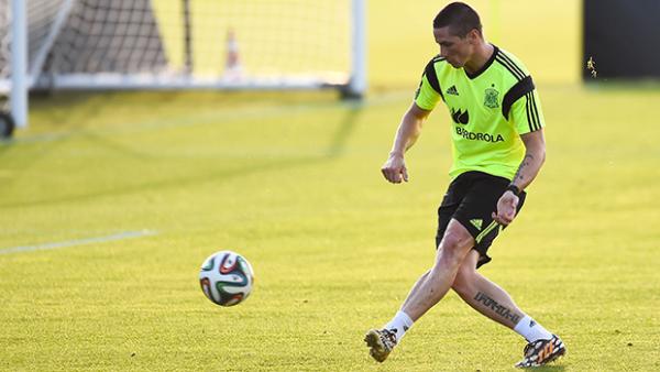 Torres works on his shooting during a Spanish training session.