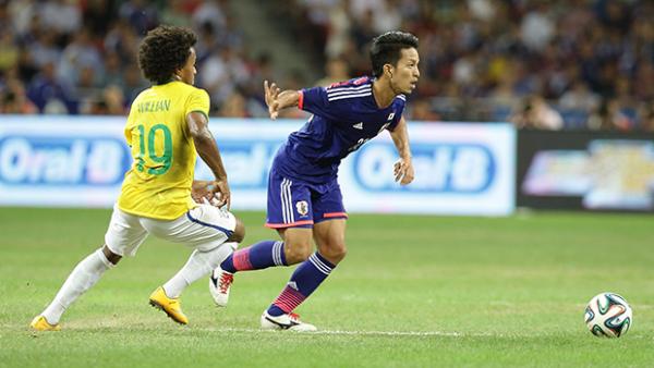 Tanaka of Japan (R) fends off a challenge from Willian Borges of Brazil.