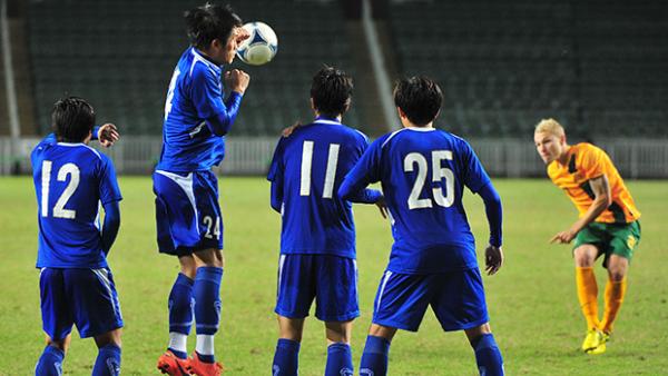 Aaron Mooy takes a free kick against Chinese Tapei at the EAFF East Asian Cup.