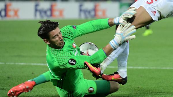 Brad Jones puts his body on the line during his side's win over Manchester United.