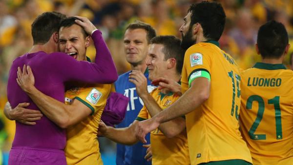 Socceroos players celebrate after winning the Asian Cup final.