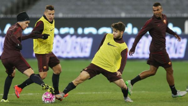 Daniel De Silva trains with his AS Roma teammates on the MCG.