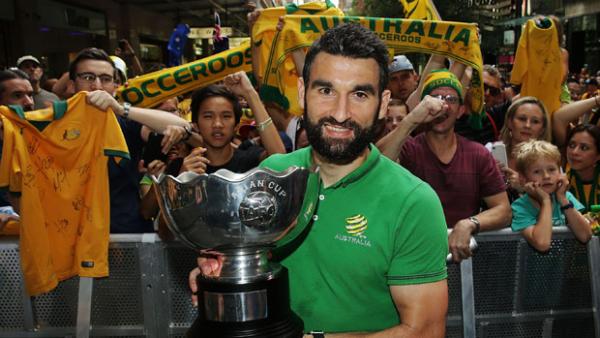 Socceroos captain Mile Jedinak poses with the Asian Cup trophy at the fan reception in Sydney.