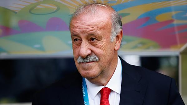 Del Bosque looks on during Spain's loss to Chile at the FIFA World Cup.