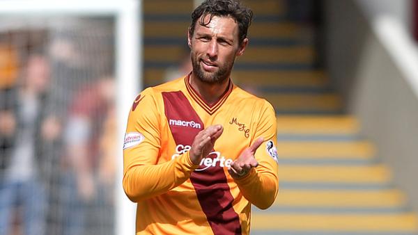 Scott McDonald has re-signed with Scottish club Motherwell.