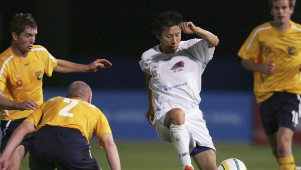 Shin Tae-yong in action for Brisbane Roar against Central Coast Mariners in 2005.