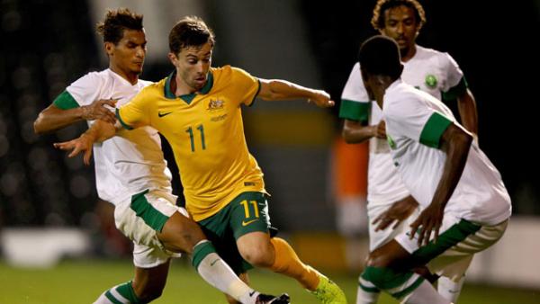 Gold Coast-born Socceroo Tommy Oar has signed with Brisbane Roar for the next two years.