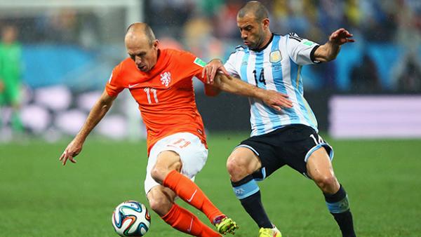 Mascherano challenges Arjen Robben during Argentina's victory over Holland.