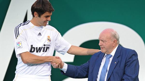 Real Madrid legend Alfredo Di Stefano unveils the club's new signing Kaka in 2009.