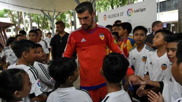Caltex Socceroos goalkeepers interacts with some young Valencia fans in Singapore.