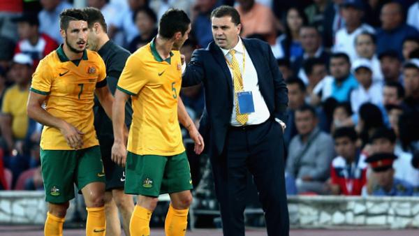 Ange Postecoglou gives instructions to midfielder Mark Milligan.