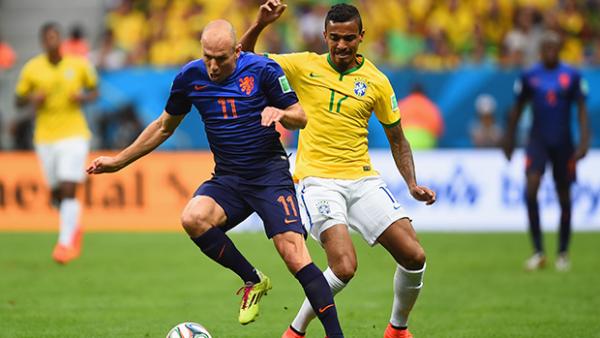 Robben dribbles the ball past Brazil's Luiz Gustavo.