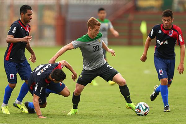 Oliver Bozanic evades the opposition defence and opened the scoring in win over Clube Parana.