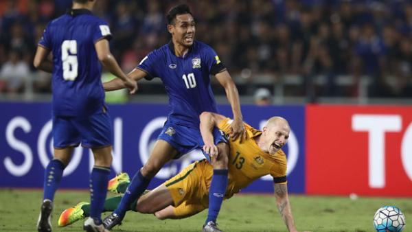 Thailand's Teerasil Dengda challenges for the ball with Socceroos midfielder in November's WCQ.
