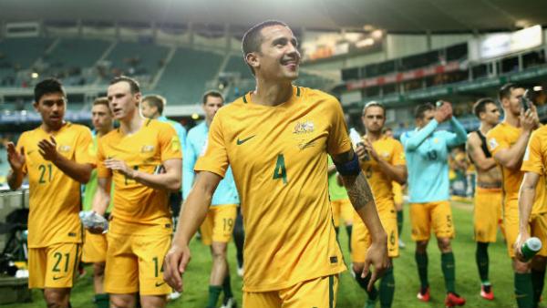 Tim Cahill leads the Caltex Socceroos off Allianz Stadium after they beat Jordan in World Cup qualifying.